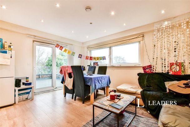 4 bedroom flat to rent - Photo 1