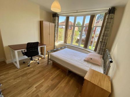 4 bedroom semi-detached house to rent - Photo 5