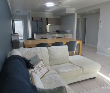 Newly Renovated Fully Furnished 2 Bedroom Apartment - Photo 1