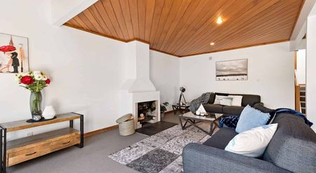 Sunny 3-Bedroom Townhouse - Photo 2