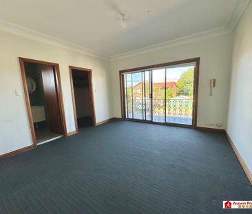 Newly Renovated & Spacious double brick house in quiet location! - Photo 1