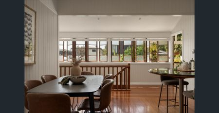 DUAL LIVING FAMILY HOME WITH SWIMMING POOL - Photo 2