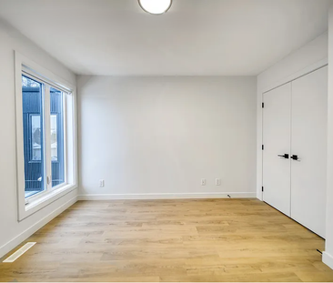 Spacious 3 Bedroom, 2 Bathroom unit minutes from Crowchild Trail SW... - Photo 5