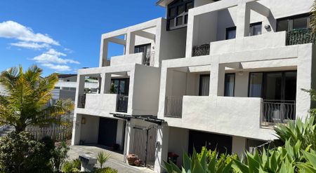 Refurbished 2 Bedroom Apartment - Photo 4