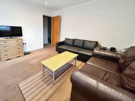 4 bedroom flat to rent - Photo 2