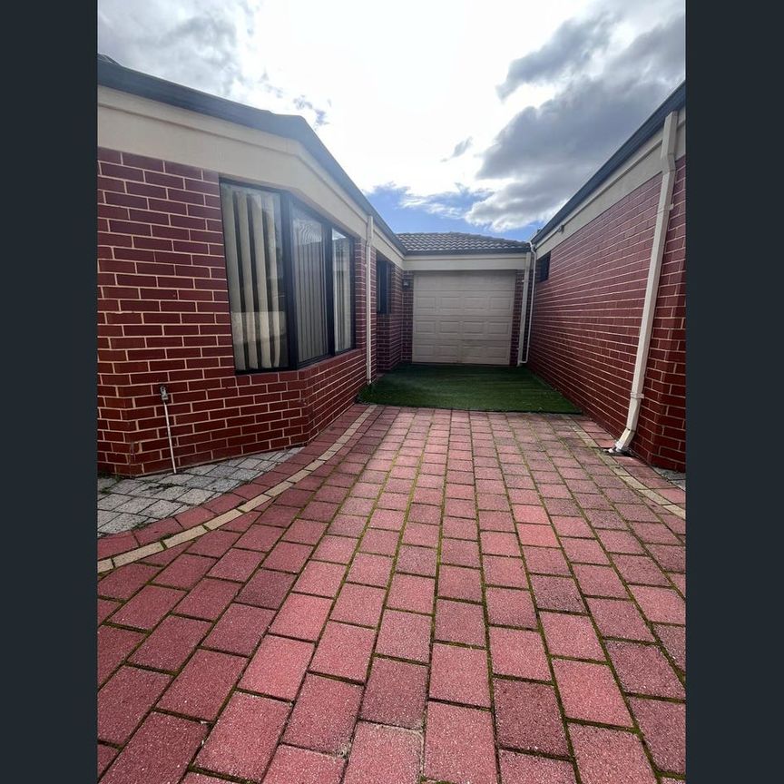 Comfortable & Convenient 3-Bedroom Home – Close to Everything! - Photo 1