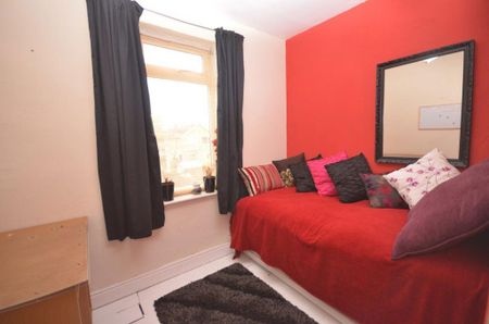 3 bedroom semi-detached house to rent - Photo 4