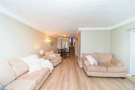 236 St Augustine Dr, St. Catharines - 3 Bedroom Main Unit - Photo 3