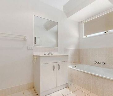 Spacious Three (3) Bedroom Modern Duplex - Photo 3