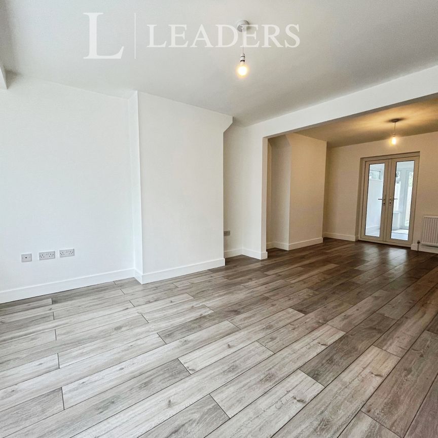 3 bedroom house to rent Dudley Road, CO15 - Photo 1