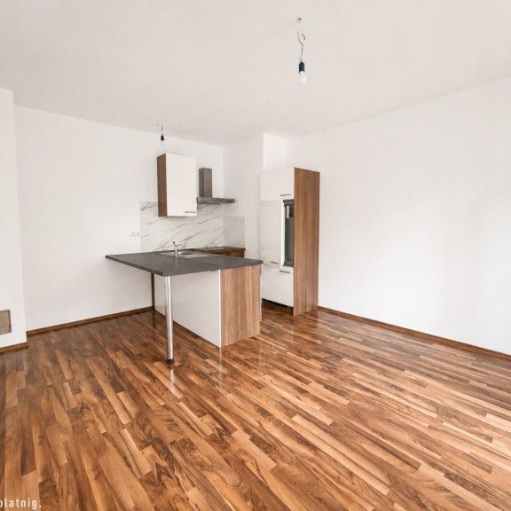 Charmante 2-Zi-Wohnung in Imbach mit Terrasse, Garage & moderner Einbauküche! - Photo 1