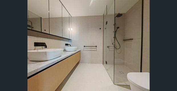 Bright, Stylish & Fully Furnished – Luxury Beachside Apartment on St Kilda Road! - Photo 1