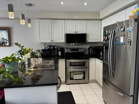 For Lease - 409 Aspendale Crescent Unit# Upper-bedroom, Mississauga, Ontario - Photo 2