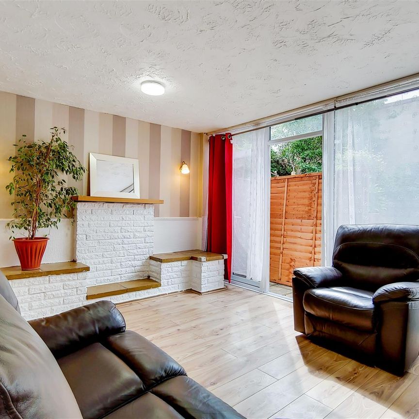 Terraced House To Let - Photo 1