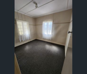Centrally Located 2-Bedroom Worker's Cottage - Photo 2