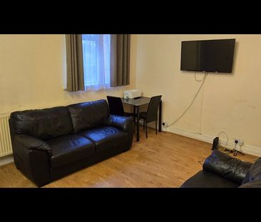 5 Bed Terraced House, Station Road, B14 - Photo 1