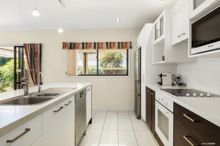 Low Maintenance Family Home - Owner will contribute $500 to moving costs* - Photo 4