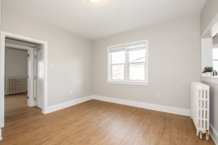 **BEAUTIFUL** 2 Bedroom Upper Unit!! - Photo 3