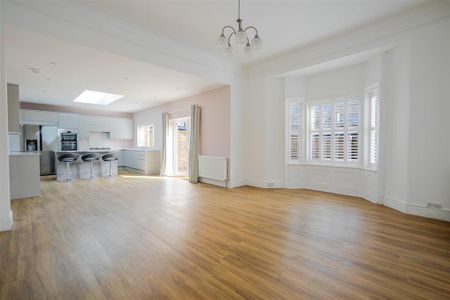 4 bedroom end of terrace house to rent - Photo 2