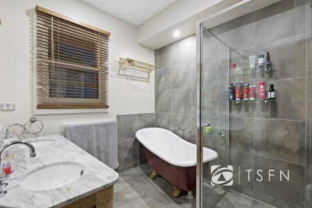 Spacious Family Home in Golden Square - Photo 3