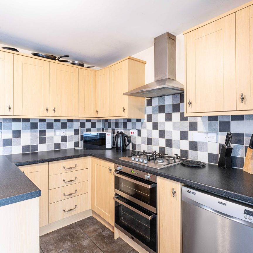 Double Room in a Modern Professional House Share - Photo 1