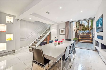 Beautifully presented and immaculate throughout, a well proportioned four bedroom home with private gardens and terrace moments from the shops, bars and restaurants of the King's Road. - Photo 3