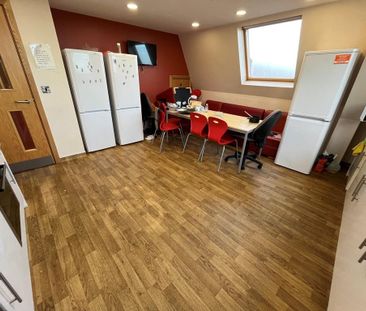 1 bedroom in a flat share to rent - Photo 2