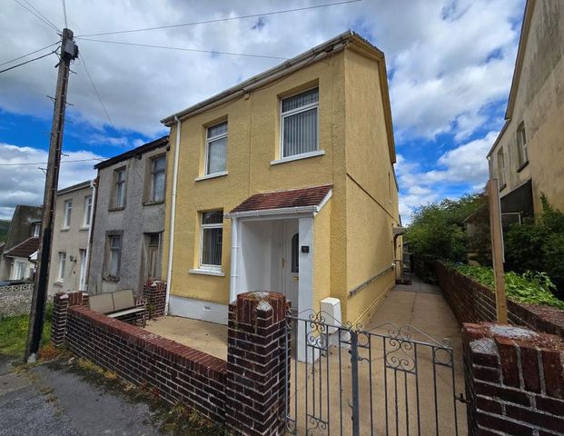 3 bedroom semi-detached house to rent - Photo 1