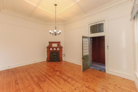 Spacious one bed, one bath Federation home conversion in Hawthorn. - Photo 2