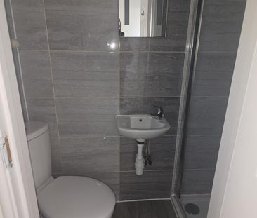 Woodhouse Avenue, Perivale, Greenford UB6, London - Photo 2