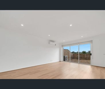 Modern 3-Bedroom Townhouse in Prime Point Cook Location - Photo 3