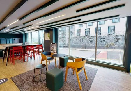 5-Bed Bronze Apartment - Photo 2