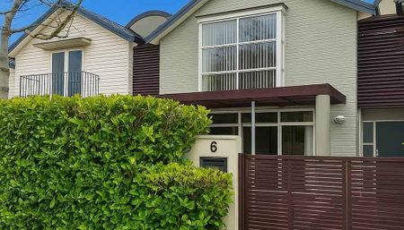 Lovely 4 bedrooms Home with Double Garage - Photo 2