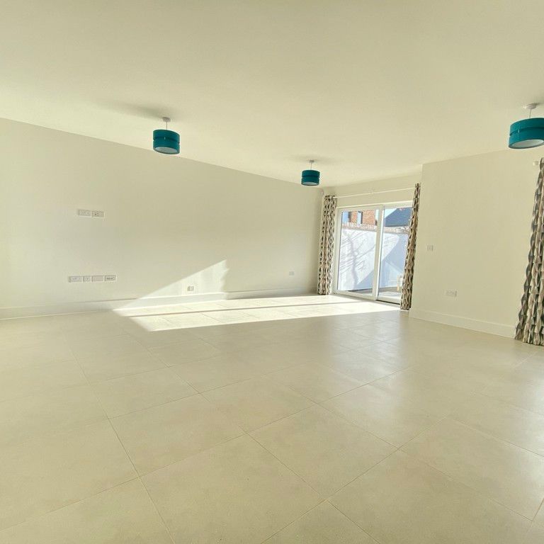 3 bedroom Spacious Three Bedroom House to rent - Photo 1