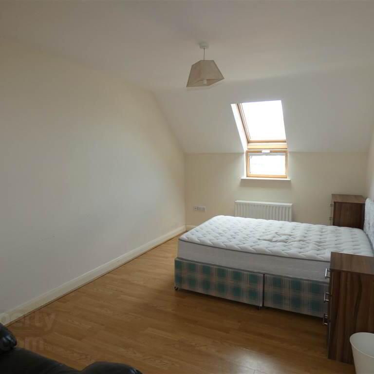 Apt 11 46, Grace Avenue - Photo 1