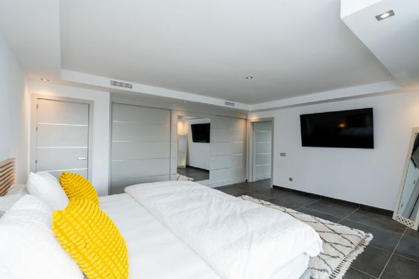 6 Bedroom Villa For Rent in Nueva Andalucía, Málaga - Photo 1