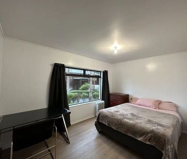 Large 4 bedrooms house and pets allowed - Photo 3