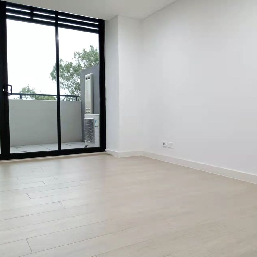 Stylish One-Bedroom Apartment in Secure Building - Photo 1