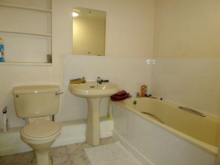 1 bedroom in a flat share to rent - Photo 5