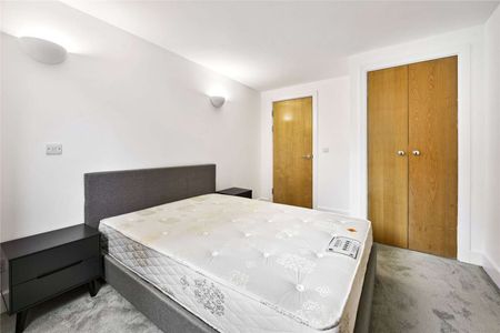 Well presented 2 bedroom, 2 bathroom apartment, with large reception and separate kitchen, in an enviable location in central Westminster. - Photo 3