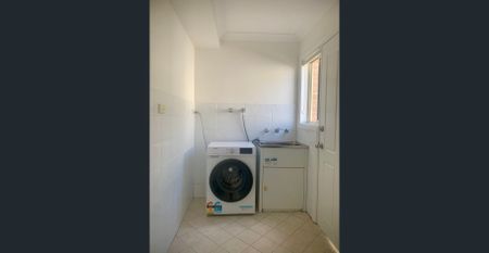 Well Maintained 2 Bedroom Townhouse - Photo 2