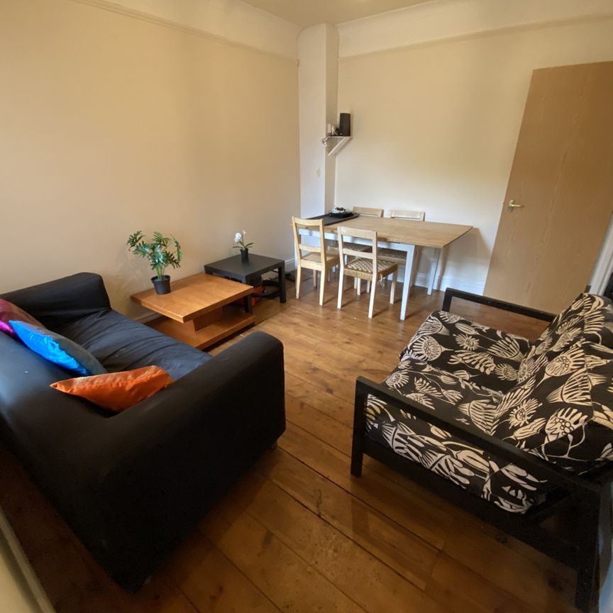 Room in a Shared House, Bishops Road, RG6 - Photo 1