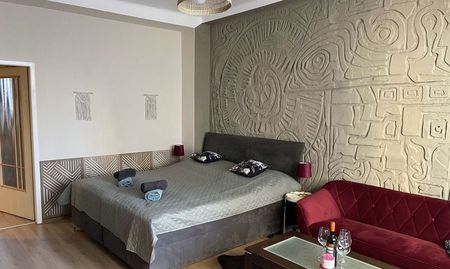 Dizajnový byt v srdci Bratislavy – 42 m² pokoja a funkčnosti - Fotografia 2