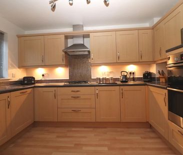 4 bedroom end of terrace house to rent - Photo 6