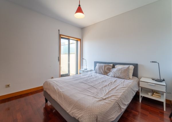 Apartamento T1 com terraço e lugar de garagem situado no Campo Alegre