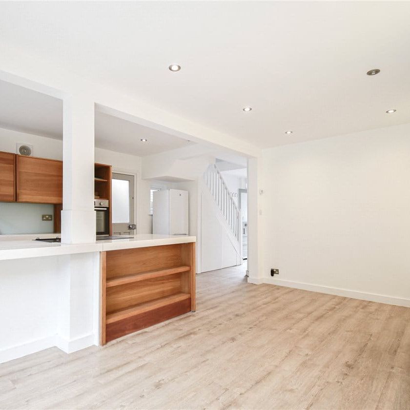 Superbly presented 3 bedroom semi-detached property situated in this highly sought after area with excellent access to Addenbrookes Hospital and within walking distance of the railway station and City Centre. GCH. Driveway parking. Local amenities close by. Unfurnished. - Photo 1