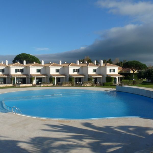 T2 Twin house in condominium with 24h security, located in Bicuda, Cascais - Photo 1