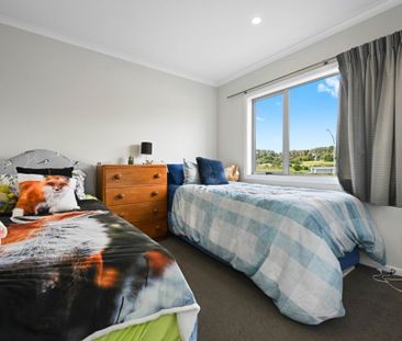 Located at 4 Anna Jean Crescent, this 3-bedroom, 2-bathroom home of... - Photo 6