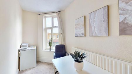 1 bedroom in a flat share to rent - Photo 2