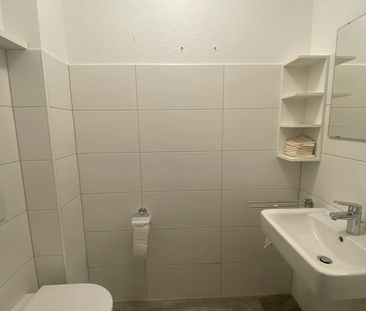 Große 2 ZKB mit Einbauküche, Gäste WC und HWR zu vermieten - Photo 4